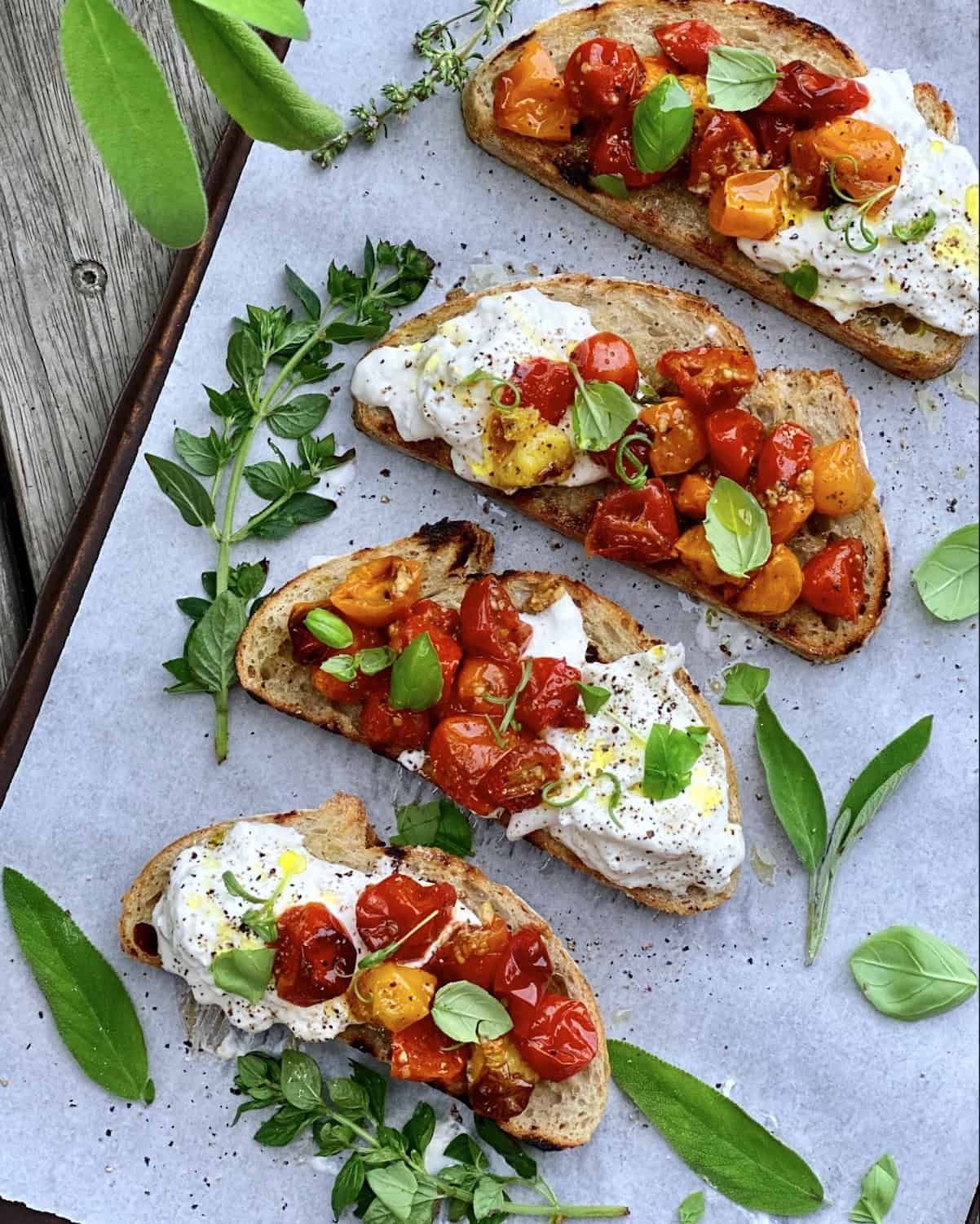 Bruchettas med bagte tomater og burrata